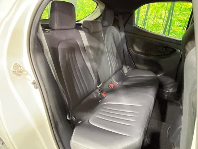 コンパクトカーですが、セカンドシートは十分な広さがあり快適にお乗りいただけます♪シートを倒して大きな荷物を積んだりと、用途の幅が広い1台です。