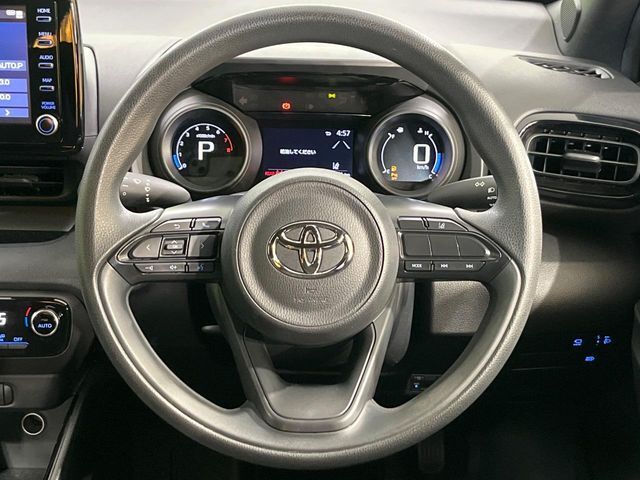 インテリアに合わせたデザインのステアリングは、運転される方のことも考え、運転しやすい形状、大きさです。是非一度、実際に触ってお確かめください。