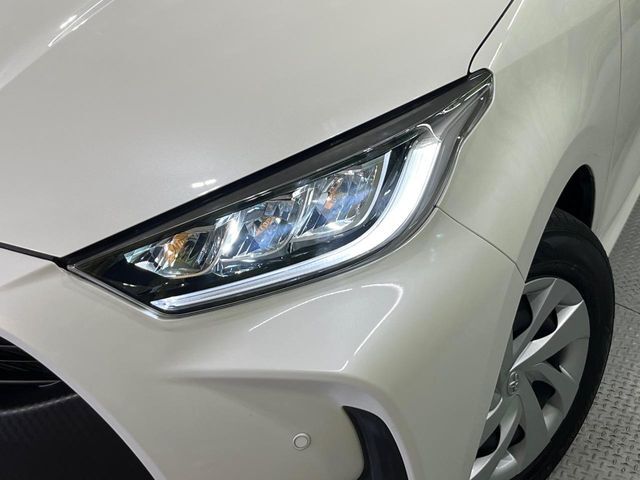 【LEDヘッドライト】悪天候や夜間走行時も良好な視界を確保し安心して運転できる高輝度LEDヘッドライトを装備！点灯速度が早く、消費電力も抑えられています。