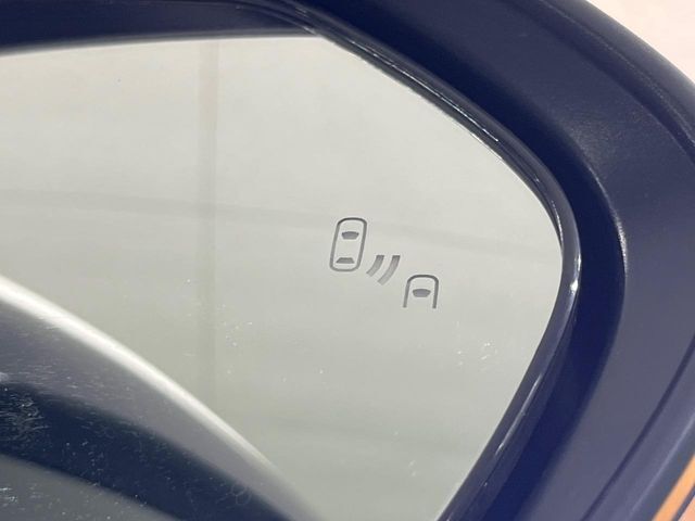 【ブラインドスポットモニター】走行中、ドアミラーの死角になりやすい箇所に後続車が接近するとサイドミラーのレンズに警告を表示！ドライバーに注意喚起をしてくれます。