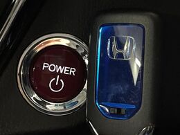 【Hondaスマートキー】カバンやポケットに入れたままでもドアの施錠・解錠が可能なスマートキーを装備。エンジンのオン・オフ時もカギを取り出す必要が無いからとっても便利です♪