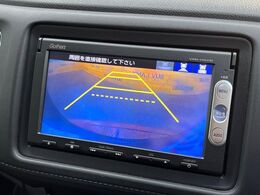 【バックカメラ】駐車時に後方がリアルタイム映像で確認できます。大型商業施設や立体駐車場での駐車時や、夜間のバック時に大活躍！運転スキルに関わらず、今や必須となった装備のひとつです！