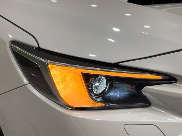 【LEDヘッドライト】悪天候や夜間走行時も良好な視界を確保し安心して運転できる高輝度LEDヘッドライトを装備！点灯速度が早く、消費電力も抑えられています。