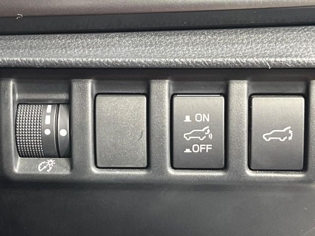 【パワーバックドア】スマートキーや運転席のボタンを押すだけでリアゲートが自動で開閉します！荷物を持っている時や、高い位置にあるバックドアを閉める際に便利な機能です♪
