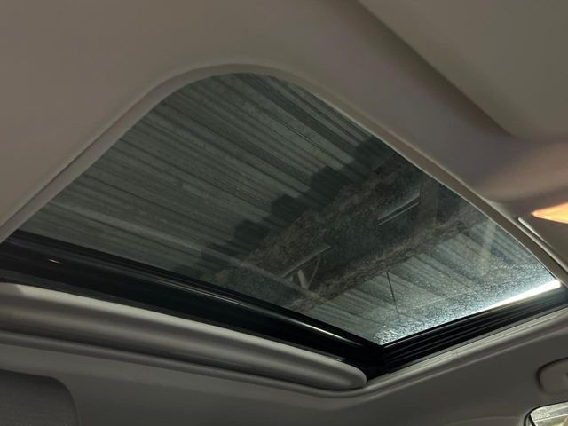 【サンルーフ】開放感たっぷりの希少装備、サンルーフが装着されています！車内に明かりを取り入れたり景色を楽しむ以外にも、車内の空気も簡単に換気できて快適です！