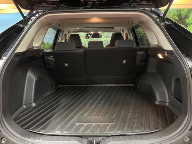 積み下ろしのしやすいデッキにはたっぷりと荷物を積み込んでいただけます。遊びから仕事まで、様々なシーンで頼れます♪