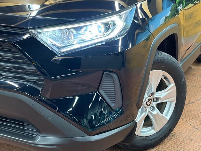 【LEDヘッドライト】悪天候や夜間走行時も良好な視界を確保し安心して運転できる高輝度LEDヘッドライトを装備！点灯速度が早く、消費電力も抑えられています。
