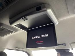 【後席ディスプレイ（カロッツエリア）】後部座席からも、DVDや映画、ライブ映像、YouTube動画など様々な動画が楽しめ、ドライブが退屈しません！