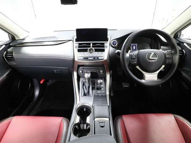 上質で落ち着いた印象のインパネ。視界も広々で運転しやすいです。