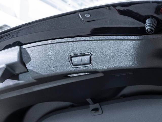 電動テールゲートはボタン1つで楽々に開閉が可能です。