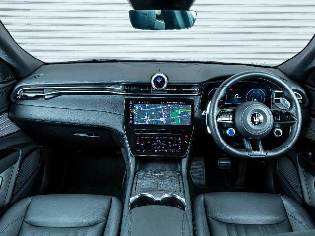 インテリアは電動調整式レザーシート、パドルシフト、ラディカウッドトリム、シートヒーターが装備され、スポーティーな走りの楽しみと快適性を両立。