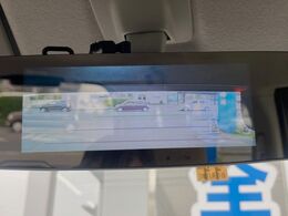 【デジタルインナーミラー】後席の大きな荷物や同乗者で後方が確認しづらい時でも安心！カメラが撮影した車両後方の映像をルームミラー内に表示。クリアな視界で状況の確認が可能です！