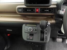 指先だけで操作ができる「電動パーキングブレーキ」搭載。オートモードの場合、シフトを「P」レンジにすると自動でパーキングブレーキが作動します。またアクセルを踏むと自動解除される為、発進がスムーズです。