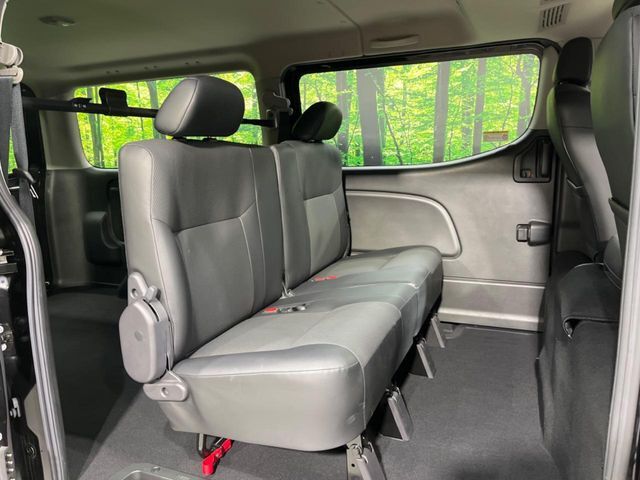 後部座席も気になるようなキズ・汚れやへたり等、大きなダメージはなく、良好な状態です。