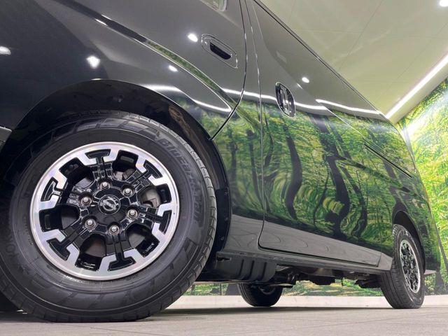 【グレード専用純正15インチアルミホイール】デザイン性の高い純正アルミホイールを装着しております。各種社外アルミホイールや、スタッドレスタイヤも取扱いしております。是非ご相談ください♪
