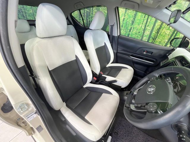 【合皮レザーシート】汚れのふき取りが容易でメンテナンスもが簡単な、機能性に優れる合成皮革を採用した上質なシートです。座り心地もよく、高級感あふれる心地良い車内空間を演出してくれます。