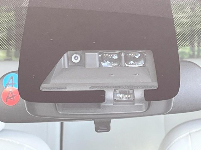 【トヨタセーフティセンス】走行中に前方の車両等を認識し、衝突しそうな時は警報とブレーキで衝突回避と被害軽減をアシスト。より安全にドライブをお楽しみいただけます。