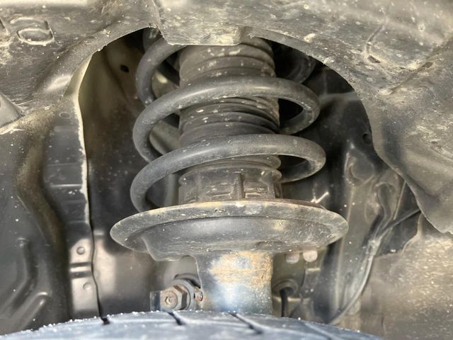 お車を安心してお乗りいただく為には、足回りの定期点検が欠かせません。サービスサポート（有償保証）では無料点検もご提供しており、安心のカーライフをお過ごしいただけるサポート体制が整っています。