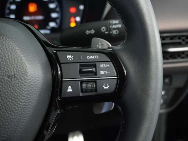 【Honda SENSING】 カメラ等装置で精度の高い検知能力を発揮、安全運転を支援します。ステアリング上のコントローラーに注目！