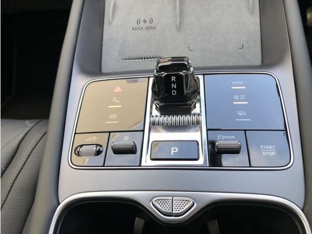 クリスタルをモチーフとした精巧な電動シフトレバー