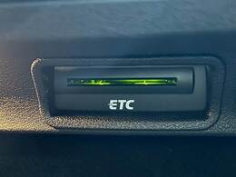 【ETC車載器】を装備しておりますので、ご納車直後からの遠距離ドライブも可能です。土日の利用料金の割引や、朝夕の通行料金を割引料金にて高速道路をご利用いただけます。