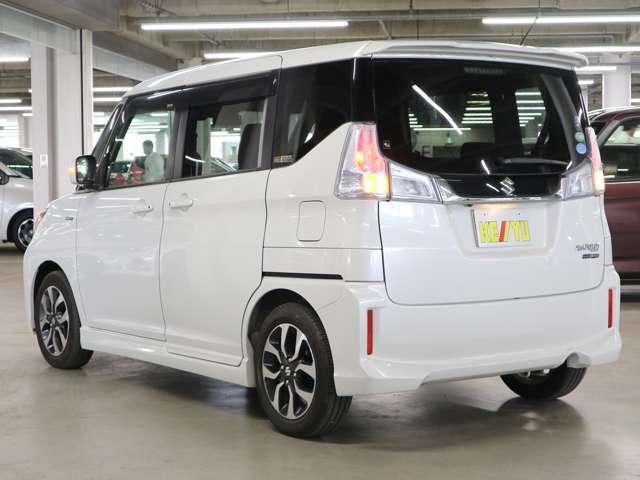 雨が降ってもゆったりと車選びができる全天候型立体展示場！エスカレーター完備！