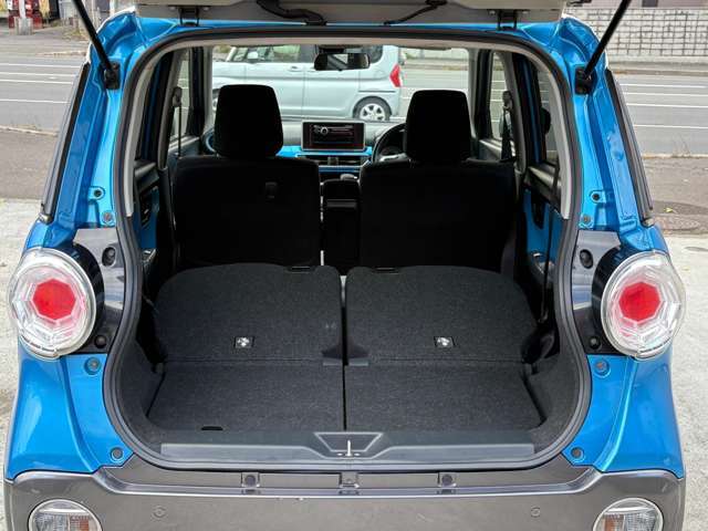 セカンドシートを倒すと、さらに広いラケッジスペースを確保出来ます！