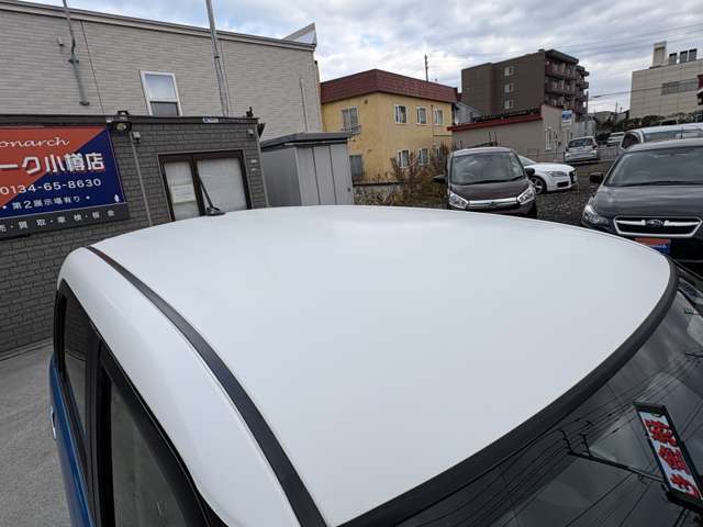 ルーフには目立つキズやヘコミなどは御座いません。