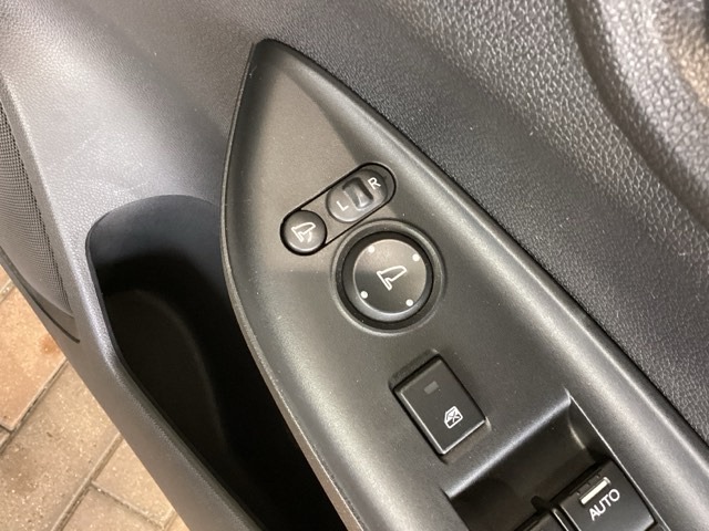 狭い駐車場で便利な電動格納ドアミラーが付いています。