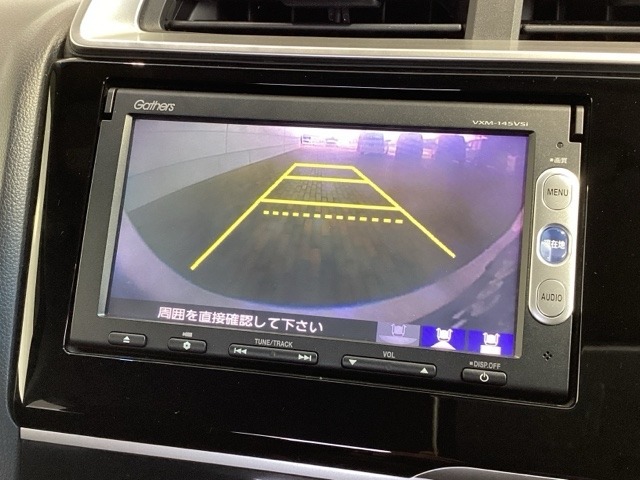 リバースギアに入れるだけで後方の表示へ切り替わります。夜間や雨の日の駐車も楽になりますよ。