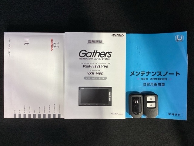スマートキーは鍵をバッグに入れたままでもドアロックの開閉やエンジンのON・OFFができます。夜間や雨の日も鍵を探さなくて良いので便利です。