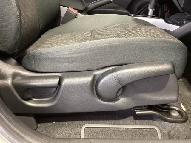 シートハイトアジャスターが付いているので運転姿勢を調整するのに便利ですね。身長に合ったシートポジションは安全運転や疲労軽減にもつながります。