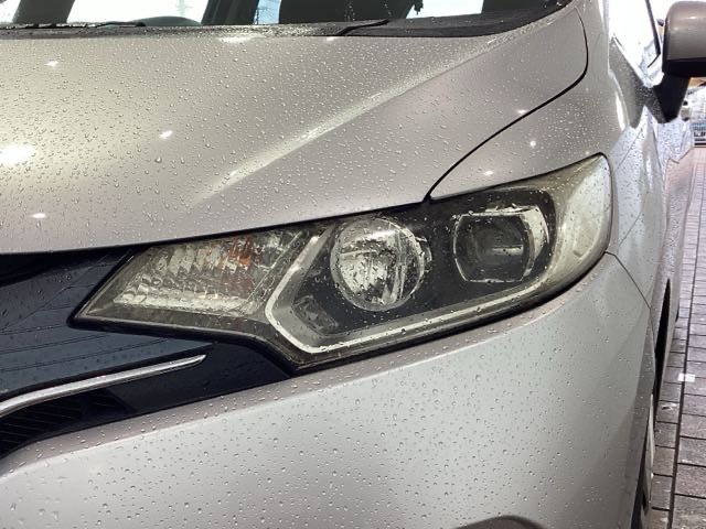 LEDヘッドライトは、点灯の瞬間から最大光量を発揮し、突然暗くなるトンネルなどでの安定感を高めます。