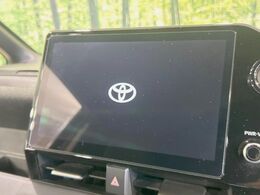 【純正10.5型ナビ】人気の純正ナビを装備しております。ナビの使いやすさはもちろん、オーディオ機能も充実！キャンプや旅行はもちろん、通勤や買い物など普段のドライブも楽しくなるはず♪