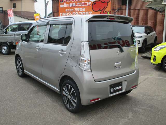 バックモニターも装備しております。車庫入れの苦手なお客様、もうご心配いりません。バックモニターがあれば、ぶつける心配一切無し（笑）