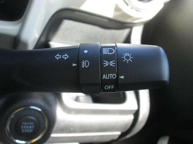 オートライト機能付なのでヘッドライトスイッチを「AUTO」の位置にあわせておけば自動でライトがON/OFF切り替わるので、ライトのスイッチを操作する手間がありません