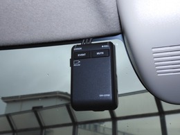 ◆ドライブレコーダー◆映像・音声などを記録する自動車用の装置です。　もしもの事故の際の記録はもちろん、旅行の際の思い出としてドライブの映像を楽しむことができます。