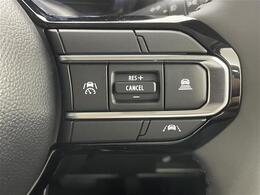 【レーダークルーズコントロール】自動で前の車との車間距離を一定に保ち、速度調整しながら走行します。高速道路のドライブで役立つ装備です。