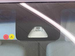 【スマートアシスト】走行中に前方の車両等を認識し、衝突しそうな時は警報とブレーキで衝突回避と被害軽減をアシスト。より安全にドライブをお楽しみいただけます。