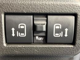 【両側パワースライドドア】スマートキーや運転席のスイッチで後席両側スライドドアの開閉が可能♪電動だから力を入れてドアを開ける必要が無く、小さなお子様でも簡単に開け閉めでき快適です♪