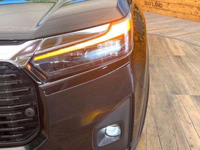 【LEDヘッドライト】悪天候や夜間走行時も良好な視界を確保し安心して運転できる高輝度LEDヘッドライトを装備！点灯速度が早く、消費電力も抑えられています。