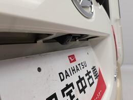 後退時に車両の後ろ側をモニター画面に表示します。車庫入れなどでバックする際に後方確認ができて便利です。車庫入れが苦手な人もこれで安心。