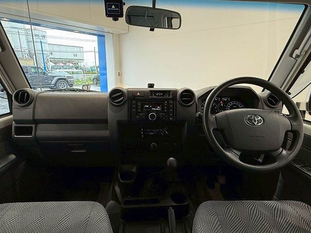 コックピット。車内もキレイで嫌な臭いもありません！ご納車後の臭いが付きにくくなる「空気触媒コーティング」もあります。