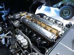 水冷直列6気筒DOHCのエンジンを搭載！出力265hs/5,500r.p.m トルク36.0kgm/4,000r.p.mの4速MT