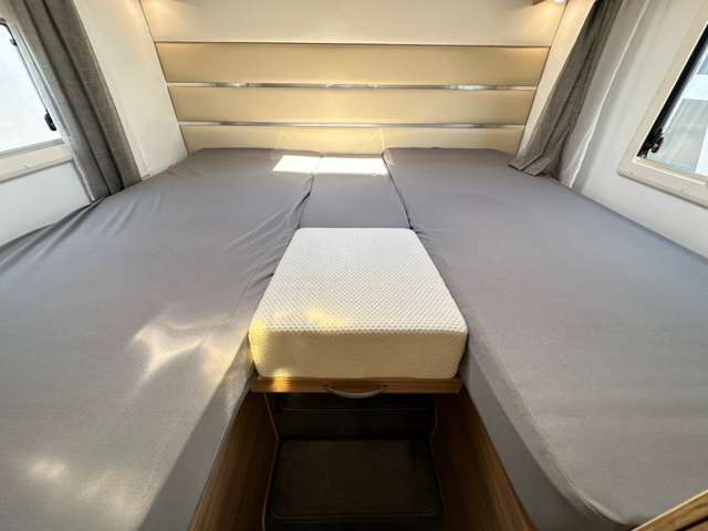 ベッドサイズ　リアベッド202cm×186cm　プルダウンベッド186cm×145cm　ダイネット210cm×70cm　大人6名の就寝が可能！！