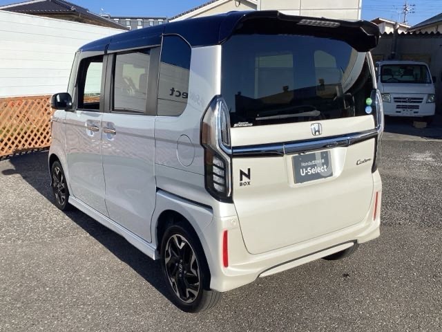 自社整備工場で点検整備をおこなってからお渡ししています。車検が残っている場合は『12ヶ月点検整備』を、車検整備付きの場合は『車検整備』をおこないます。整備費用は車両本体価格に含まれています。