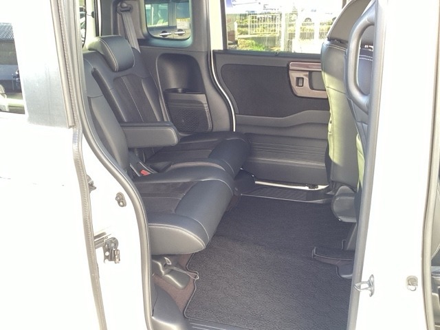 自社整備工場で点検整備をおこなってからお渡ししています。車検が残っている場合は『12ヶ月点検整備』を、車検整備付きの場合は『車検整備』をおこないます。整備費用は車両本体価格に含まれています。