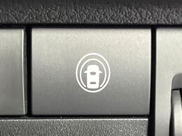 【エマージェンシーブレーキ】走行中に前方の車両等を認識し、衝突しそうな時は警報とブレーキで衝突回避と被害軽減をアシスト。より安全にドライブをお楽しみいただけます。