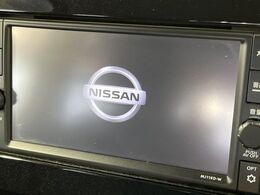 【純正ナビ】人気の純正ナビを装備。オーディオ機能も充実しており、Bluetooth接続すればお持ちのスマホやMP3プレイヤーの音楽を再生可能！毎日の運転がさらに楽しくなります！！