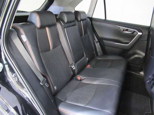リヤシートも、もちろんクリーニング済みです♪